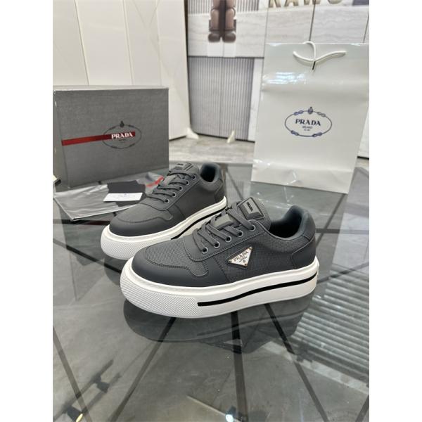 レザー調パネル 厚底ラバーソール PRADA プラダ コピー ローカットスニーカー スポーティーな立体フォルム 人気上昇