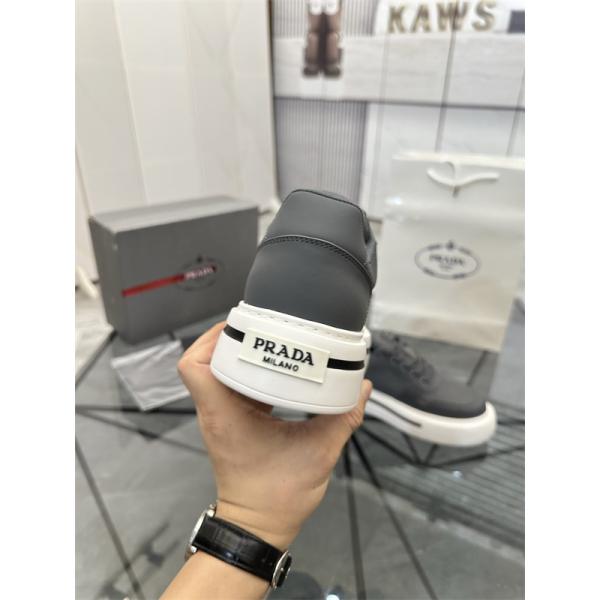レザー調パネル 厚底ラバーソール PRADA プラダ コピー ローカットスニーカー スポーティーな立体フォルム 人気上昇