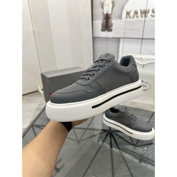 レザー調パネル 厚底ラバーソール PRADA プラダ コピー ローカットスニーカー スポーティーな立体フォルム 人気上昇