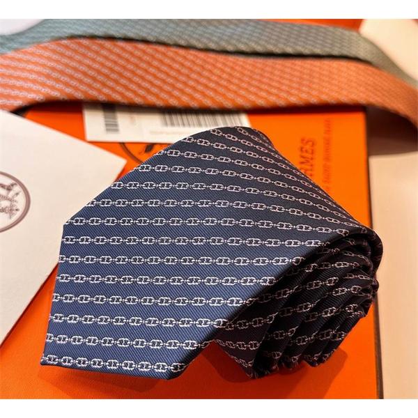 【2026人気】エルメス ネクタイ コピー Hermès 上品スーツスタイルを格上げする大人の一本