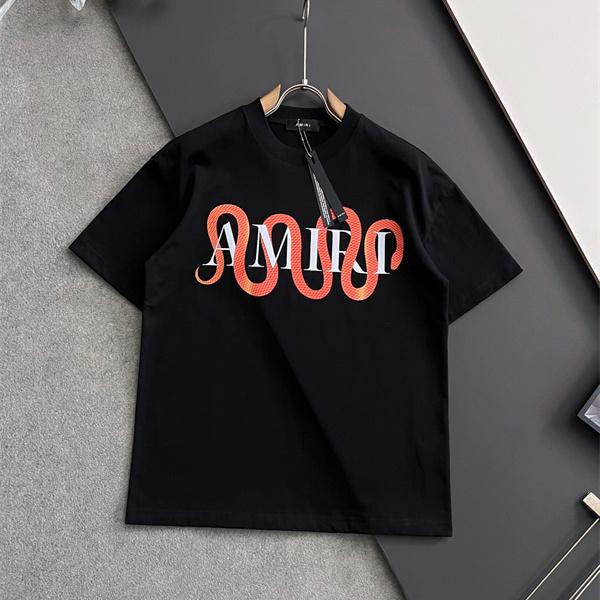 存在感際立つ AMIRI アミリ コピー クルーネックTシャツ ワイドレター 曲線グラフィック 都市ストリート