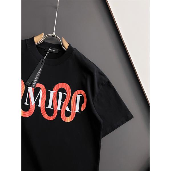 存在感際立つ AMIRI アミリ コピー クルーネックTシャツ ワイドレター 曲線グラフィック 都市ストリート
