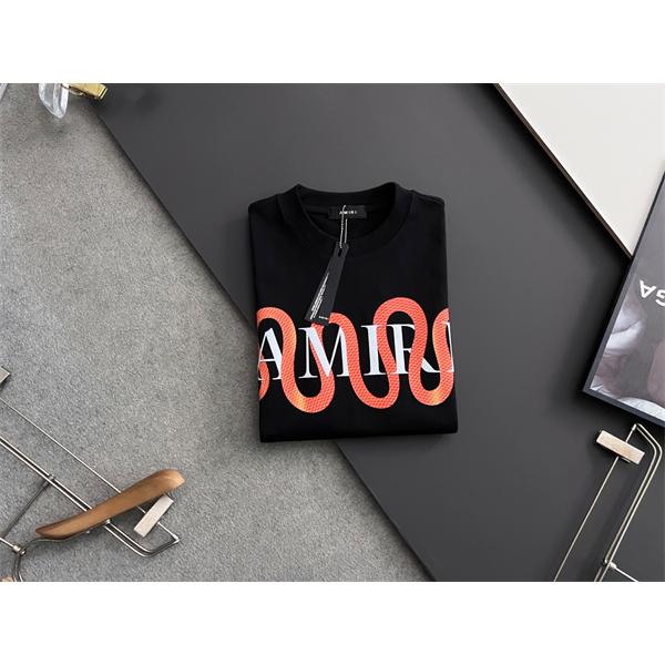 存在感際立つ AMIRI アミリ コピー クルーネックTシャツ ワイドレター 曲線グラフィック 都市ストリート