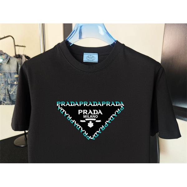 タイポグラフィ仕立て PRADA プラダ コピー クルーネックTシャツ 連続ロゴ 三角構図 モダンカジュアル