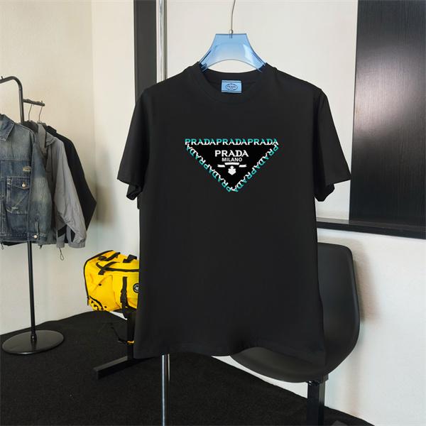 タイポグラフィ仕立て PRADA プラダ コピー クルーネックTシャツ 連続ロゴ 三角構図 モダンカジュアル