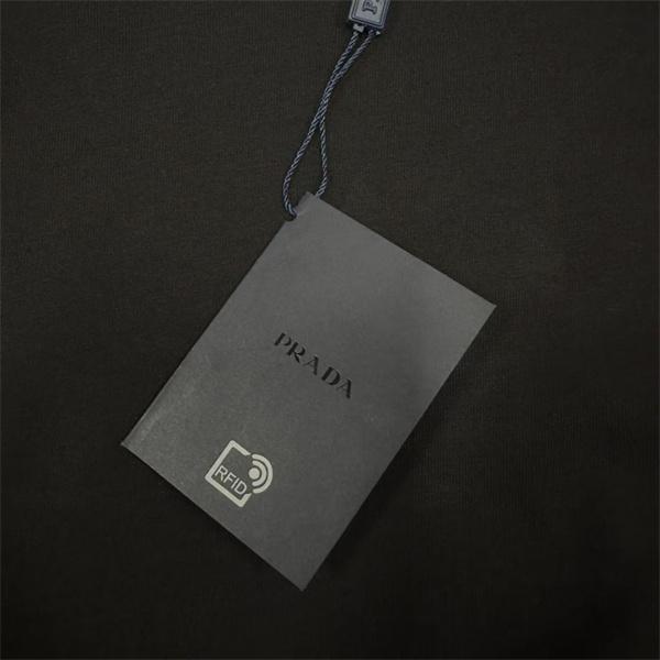 タイポグラフィ仕立て PRADA プラダ コピー クルーネックTシャツ 連続ロゴ 三角構図 モダンカジュアル