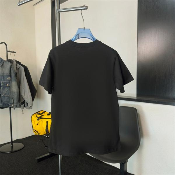 タイポグラフィ仕立て PRADA プラダ コピー クルーネックTシャツ 連続ロゴ 三角構図 モダンカジュアル