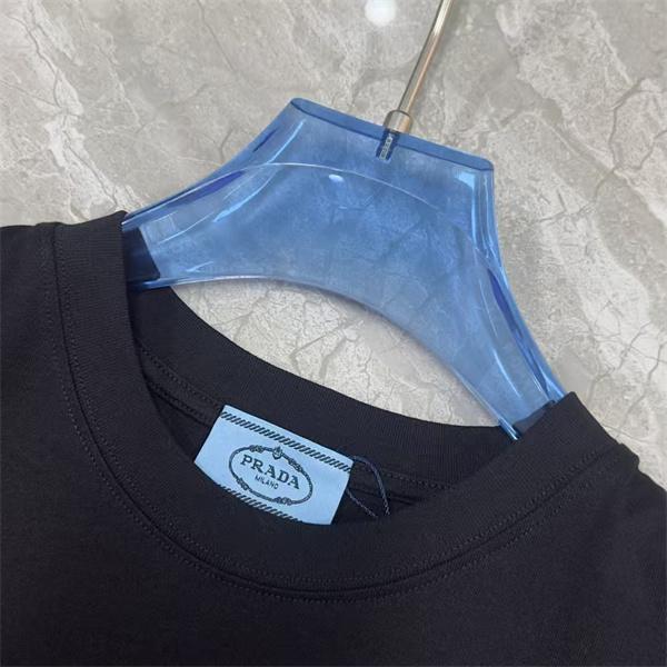 グラフィック主役 PRADA プラダ コピー クルーネックTシャツ ジオメトリックエンブレム 大胆レターデザイン