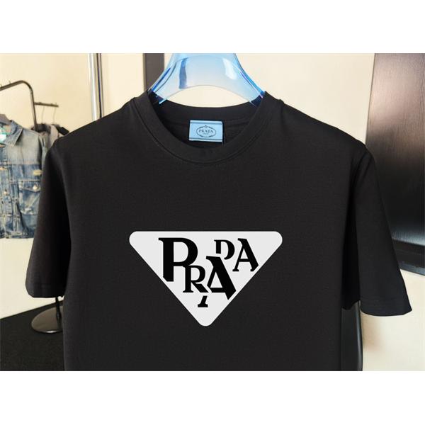 グラフィック主役 PRADA プラダ コピー クルーネックTシャツ ジオメトリックエンブレム 大胆レターデザイン