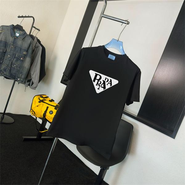 グラフィック主役 PRADA プラダ コピー クルーネックTシャツ ジオメトリックエンブレム 大胆レターデザイン