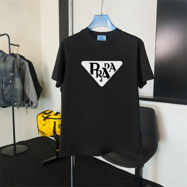 グラフィック主役 PRADA プラダ コピー クルーネックTシャツ ジオメトリックエンブレム 大胆レターデザイン