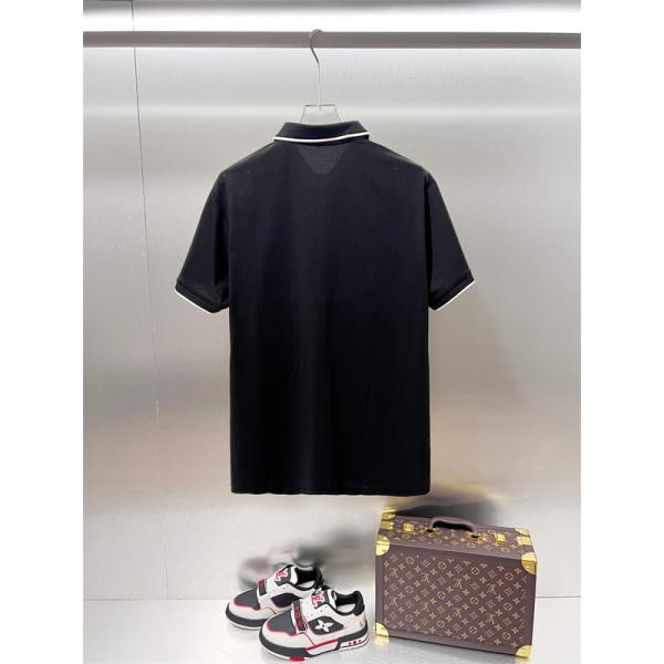 スマートカジュアル PRADA プラダ コピー ポロトップス 襟ラインアクセント ミニチャーム風ロゴ