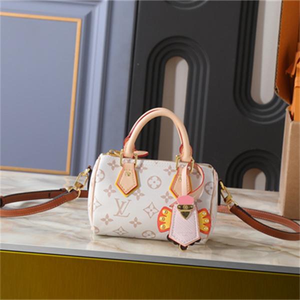 遊び心を添えた LOUIS VUITTON ルイヴィトン コピー ハンドバッグ キャラクターチャーム レザートリム コンパクト設計