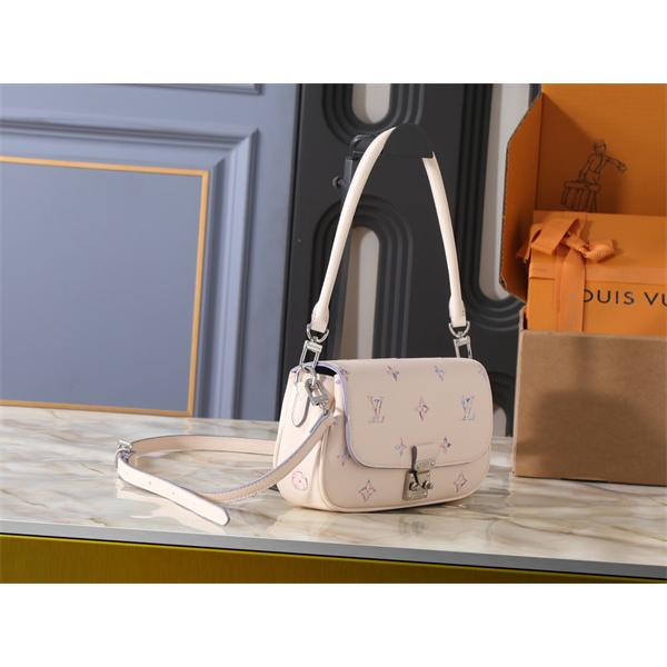 淡彩モチーフが映える LOUIS VUITTON ルイヴィトン コピー クロスボディバッグ ラウンドフラップ コンパクト設計