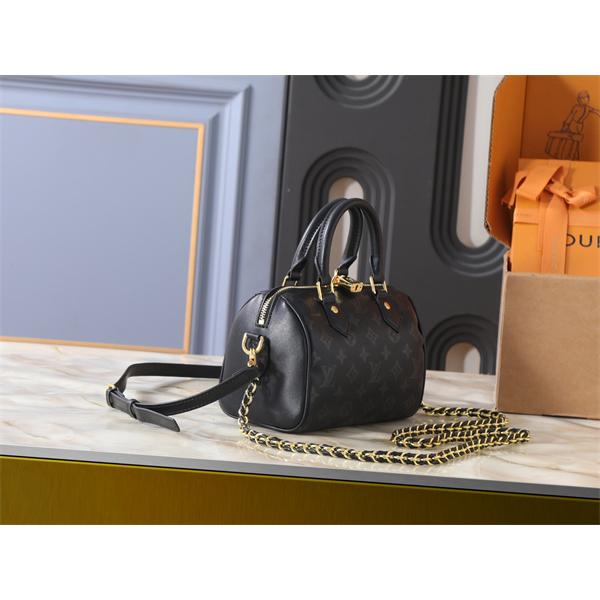 チェーン使いが際立つ LOUIS VUITTON ルイヴィトン コピー 2WAYバッグ ミニボストン ファスナートップ 都会派仕様