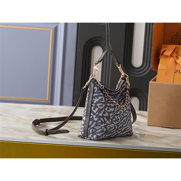 グラフィカルな存在感 LOUIS VUITTON ルイヴィトン コピー ショルダーバッグ ソフトフォルム モノグラムストラップ
