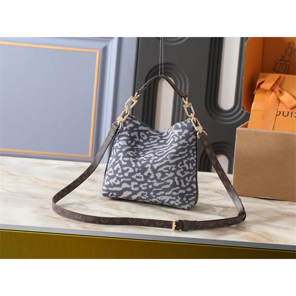 グラフィカルな存在感 LOUIS VUITTON ルイヴィトン コピー ショルダーバッグ ソフトフォルム モノグラムストラップ