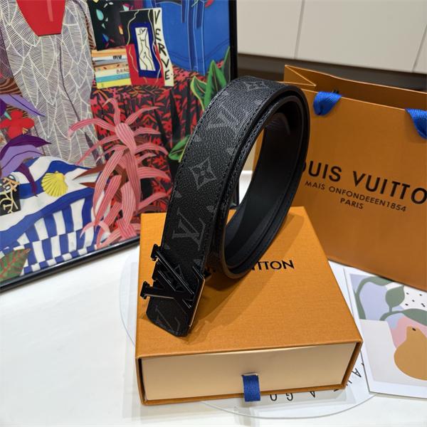 シックな金具使い LOUIS VUITTON ルイヴィトン コピー モノグラムベルト 立体LVシグネチャー 都会派仕様