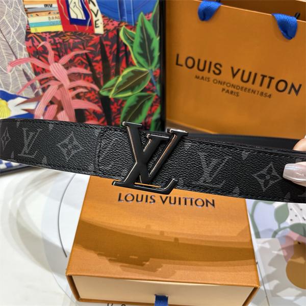 シックな金具使い LOUIS VUITTON ルイヴィトン コピー モノグラムベルト 立体LVシグネチャー 都会派仕様