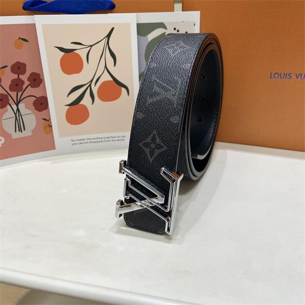 金属の輝き際立つ LOUIS VUITTON ルイヴィトン コピー ワイドベルト モノグラム総柄 立体ロゴ金具
