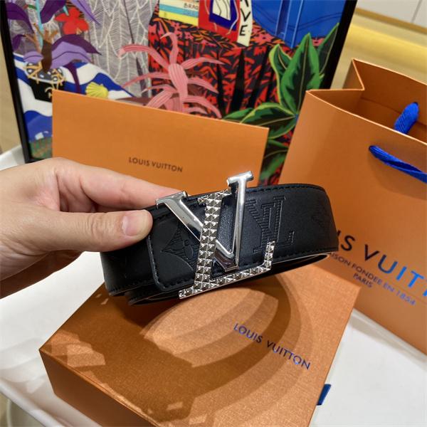 金具ディテール際立つ LOUIS VUITTON ルイヴィトン コピー ワイドベルト ピラミッド装飾 LVシグネチャー