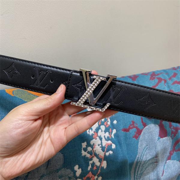 金具ディテール際立つ LOUIS VUITTON ルイヴィトン コピー ワイドベルト ピラミッド装飾 LVシグネチャー