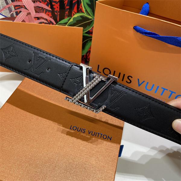 金具ディテール際立つ LOUIS VUITTON ルイヴィトン コピー ワイドベルト ピラミッド装飾 LVシグネチャー