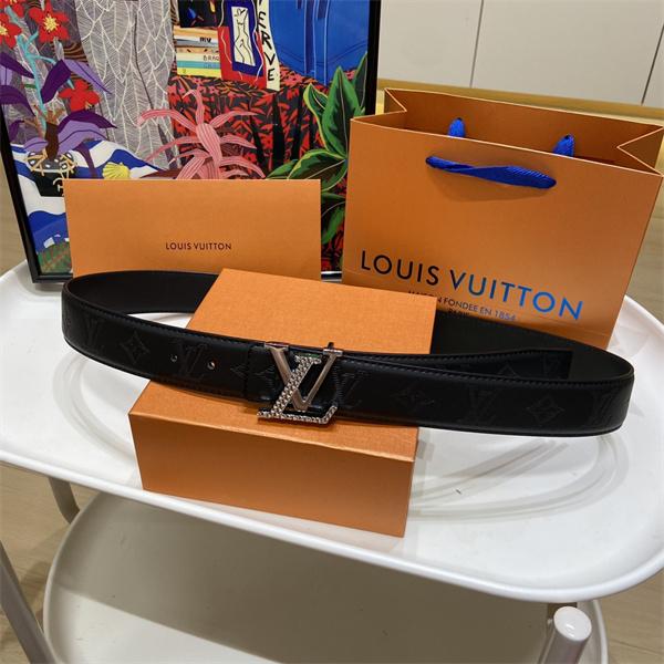 金具ディテール際立つ LOUIS VUITTON ルイヴィトン コピー ワイドベルト ピラミッド装飾 LVシグネチャー