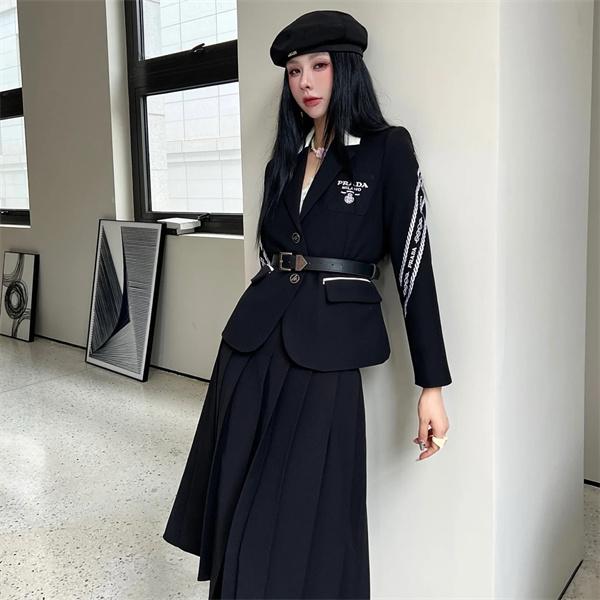 袖レタリングが映える PRADA プラダ コピー テーラードジャケット メタルバックルベルト エンブレムアクセント