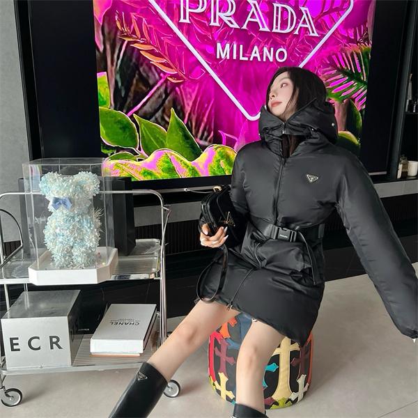 ウエストベルトが映える PRADA プラダ コピー レディース 中綿ロングジャケット フード付き ボリュームフォルム