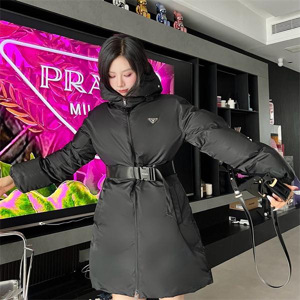 ウエストベルトが映える PRADA プラダ コピー レディース 中綿ロングジャケット フード付き ボリュームフォルム