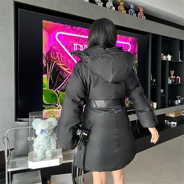 ウエストベルトが映える PRADA プラダ コピー レディース 中綿ロングジャケット フード付き ボリュームフォルム