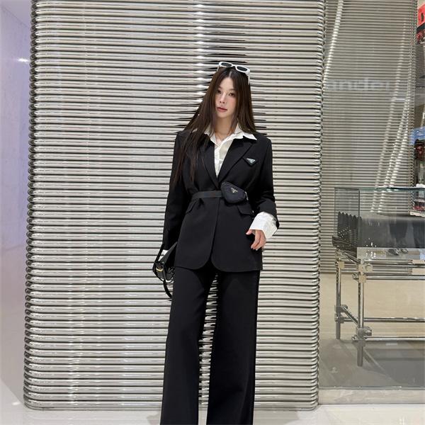 ウエストポーチが映える PRADA コピー ベルテッドブレザー ワイドパンツ モードセットアップ