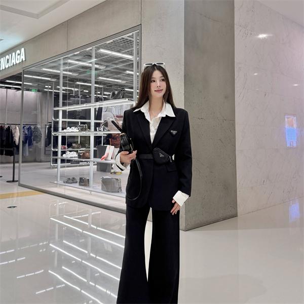 ウエストポーチが映える PRADA コピー ベルテッドブレザー ワイドパンツ モードセットアップ