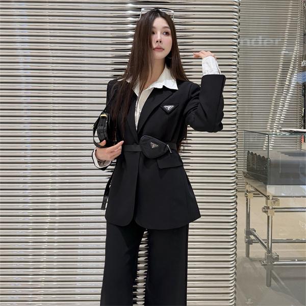 ウエストポーチが映える PRADA コピー ベルテッドブレザー ワイドパンツ モードセットアップ