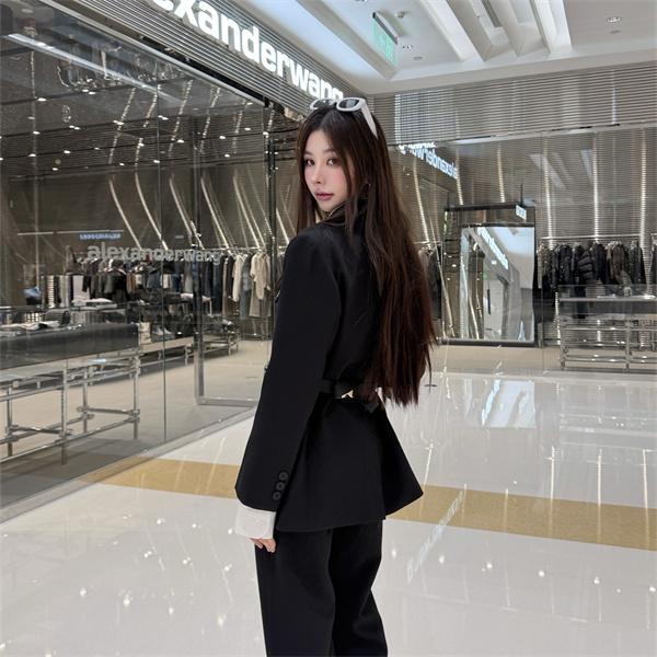 ウエストポーチが映える PRADA コピー ベルテッドブレザー ワイドパンツ モードセットアップ
