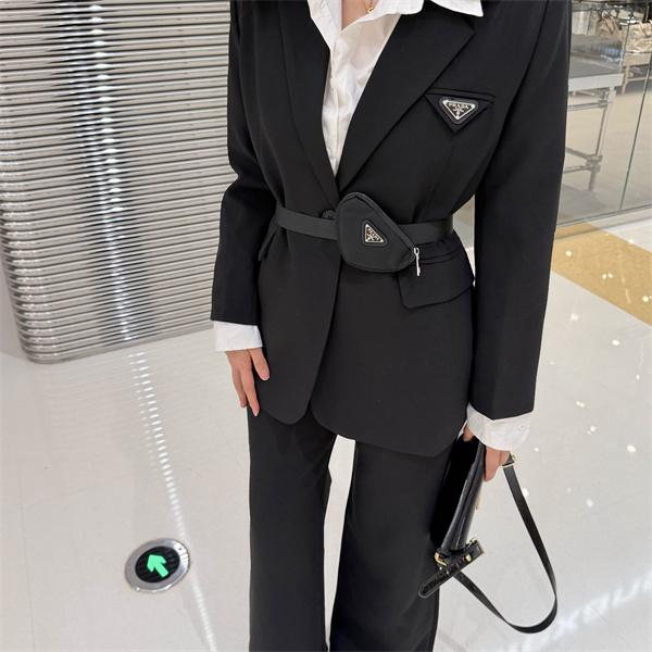 ウエストポーチが映える PRADA コピー ベルテッドブレザー ワイドパンツ モードセットアップ
