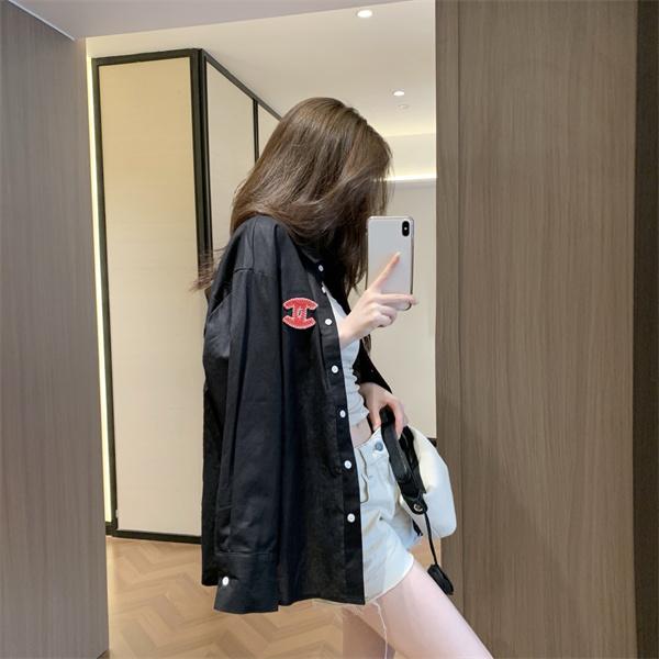 ロゴアクセントが映える CHANEL シャネル コピー オーバーシャツ ロング丈 フロントラインデザイン