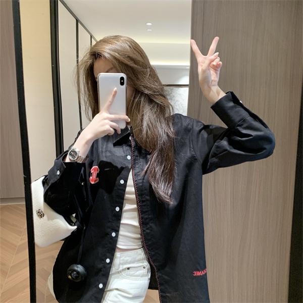 ロゴアクセントが映える CHANEL シャネル コピー オーバーシャツ ロング丈 フロントラインデザイン