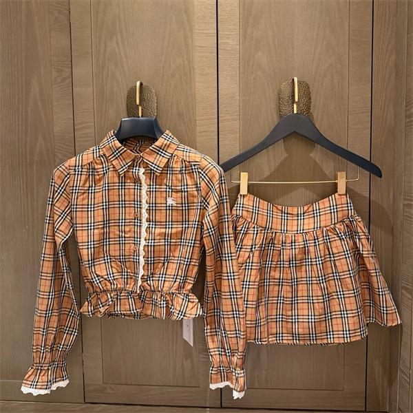 クラシカルチェックが映える BURBERRY バーバリー コピー 2ピースセット ギャザーブラウス ハイウエストプリーツ