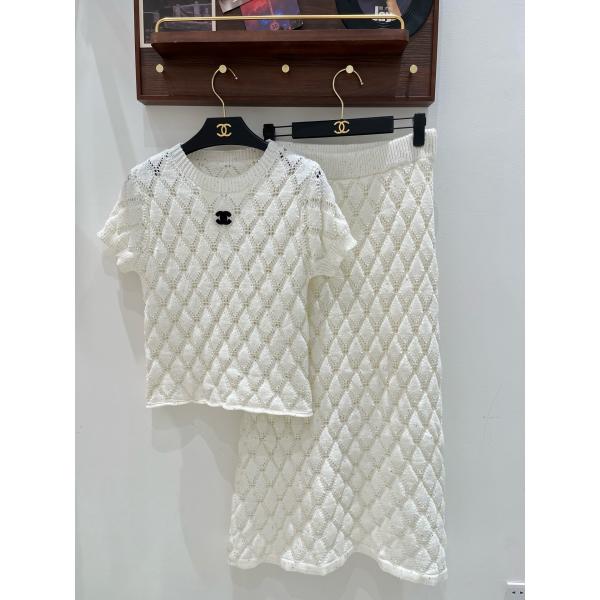 透かし柄が映える CHANEL シャネル コピー 2ピースセット CCワンポイント クルーネックトップス Aラインスカート