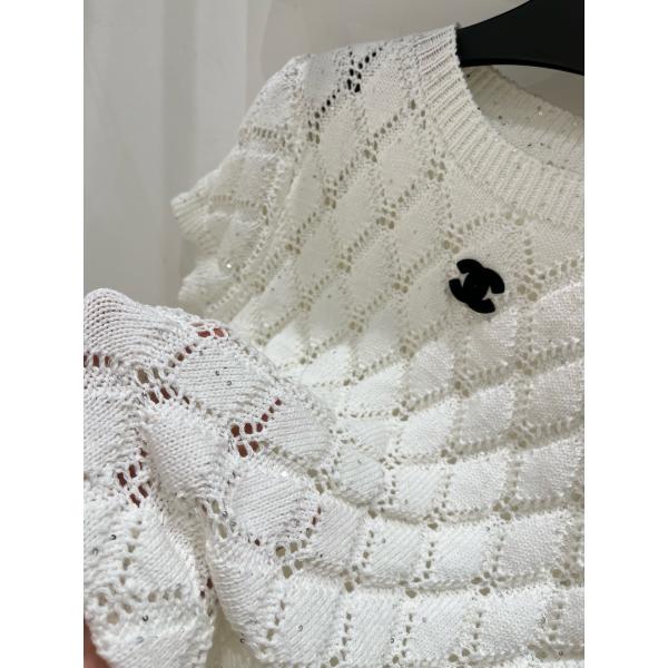 透かし柄が映える CHANEL シャネル コピー 2ピースセット CCワンポイント クルーネックトップス Aラインスカート