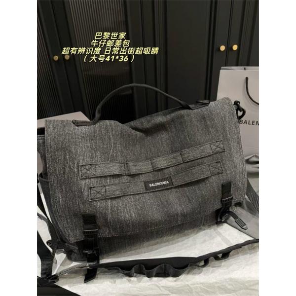 都会派カジュアル BALENCIAGA バレンシアガ コピー ショルダーバッグ フラップポケット ワイドストラップ 機能的デザイン