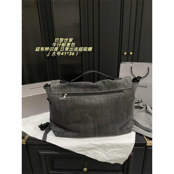 都会派カジュアル BALENCIAGA バレンシアガ コピー ショルダーバッグ フラップポケット ワイドストラップ 機能的デザイン