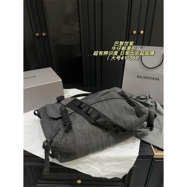 都会派カジュアル BALENCIAGA バレンシアガ コピー ショルダーバッグ フラップポケット ワイドストラップ 機能的デザイン