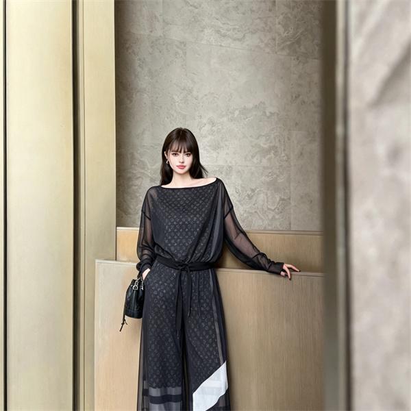 肩見せシルエットが映える LOUIS VUITTON ルイヴィトン コピー 2ピースセット シアートップス マキシスカート モードスタイル