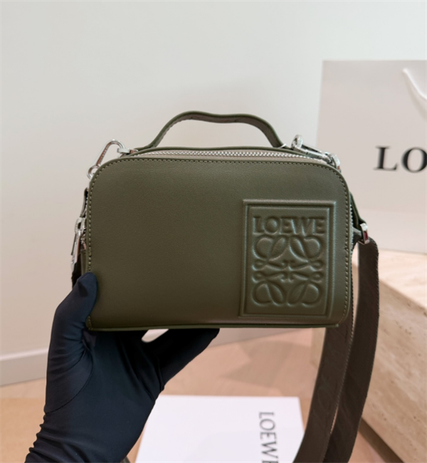 2026 大人気♥LOEWE ロエベカメラショルダーバッグコピー ダブルファスナー 軽量 収納力抜群