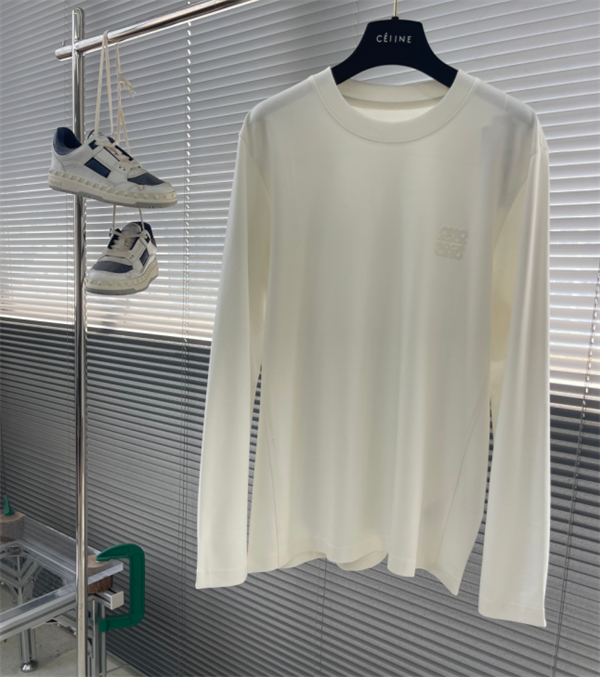 LOEWEロエベ長袖tシャツコピー人気 合わせやすいベーシックシャツ2026秋冬シリーズ