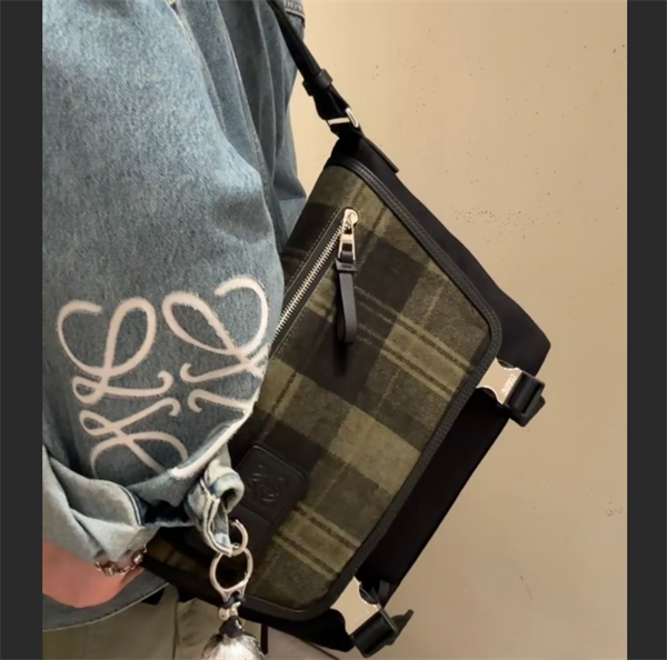 男女兼用★LOEWEロエベメッセンジャーバッグコピー2026新作コレクション収納性抜群美品