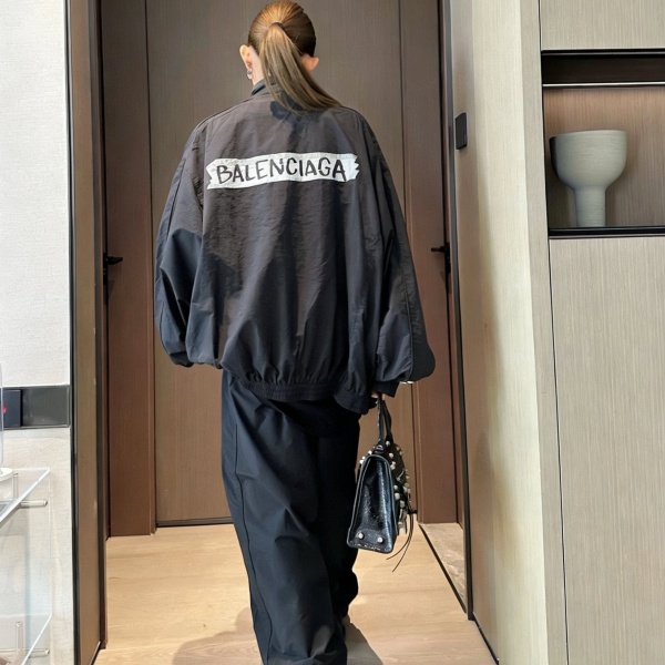 白テーププリント ナイロンセットアップ BALENCIAGA 小高めスタンドカラー バレンシアガ ワイドパンツ ストリート